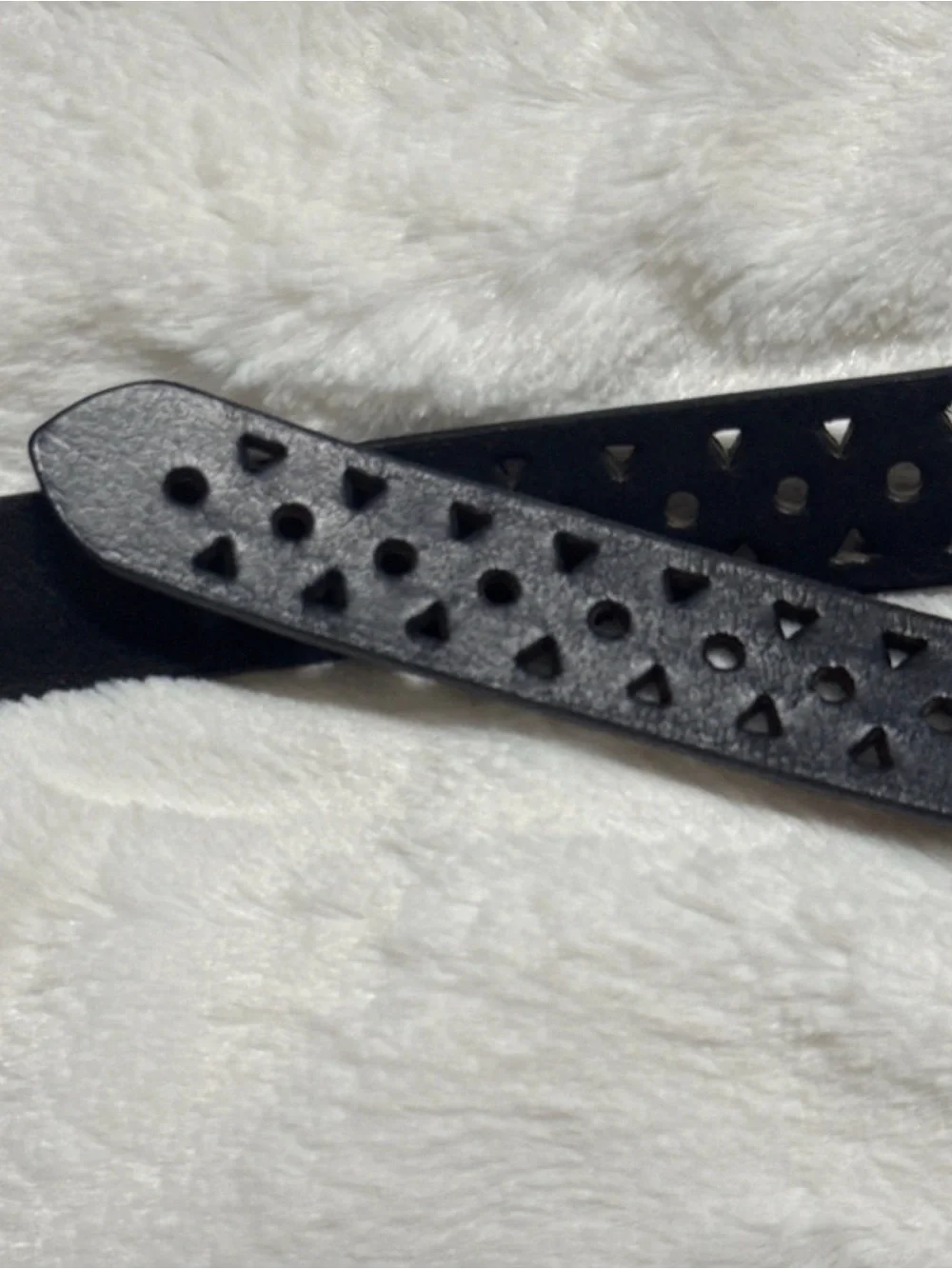 Gloria Vanderbilt black leather belt features an all-over diamond pattern perfor